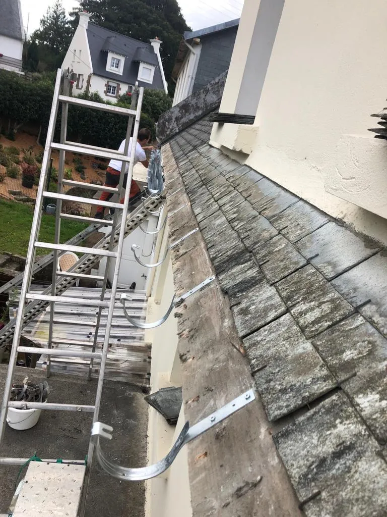 Vue d’une toiture en ardoise lors de travaux d’entretien