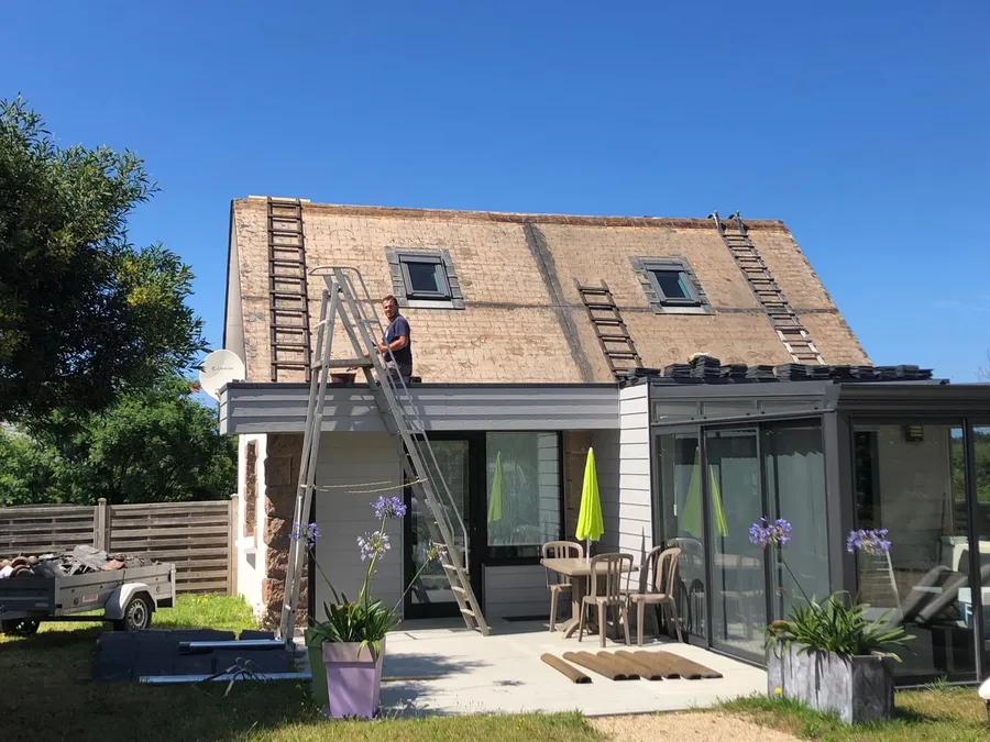 Toiture en ardoise d'une maison vue de l'extérieur