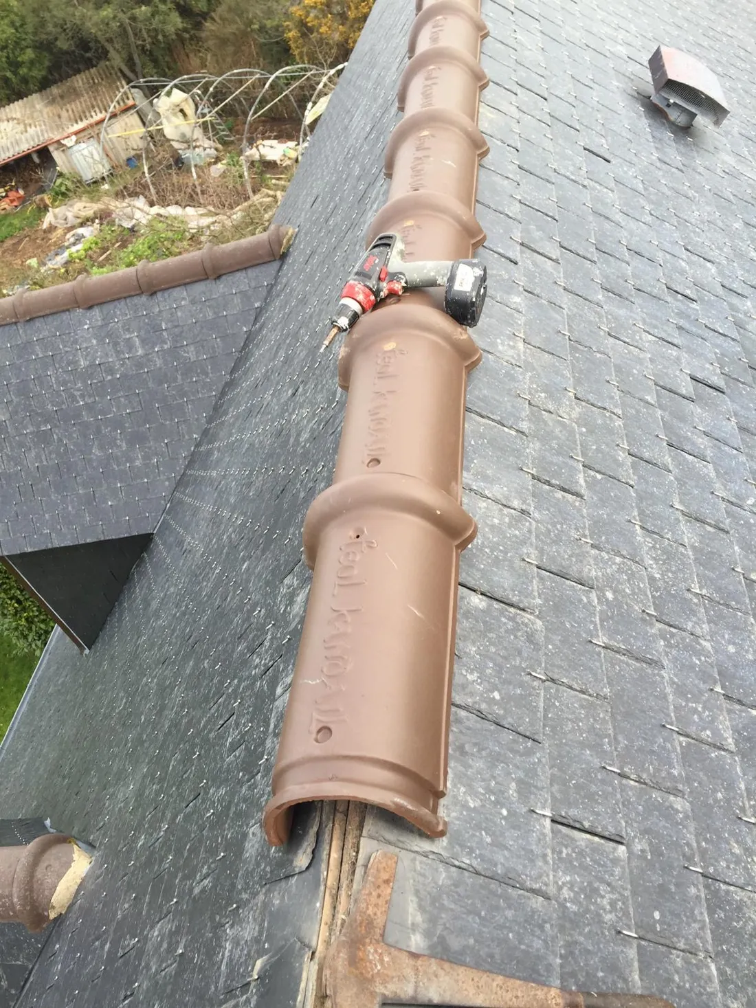 Travaux d'alignement et de pose d'ardoises sur liteaux bois