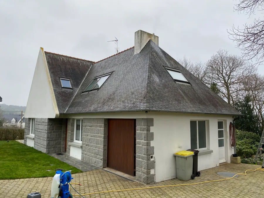 Débord d'une toiture en ardoise sur une maison