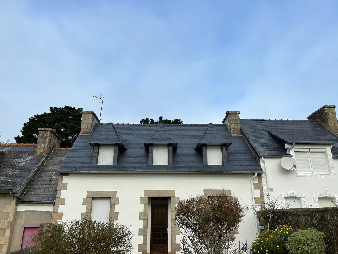 Détail d'une couverture en ardoise et de ses raccords de toiture