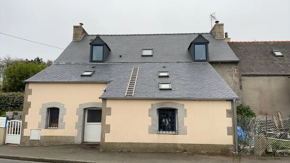 Couverture neuve finalisée montrant le calepinage précis des ardoises