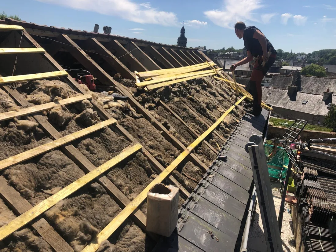Couverture ouverte montrant les éléments de toiture pendant des travaux