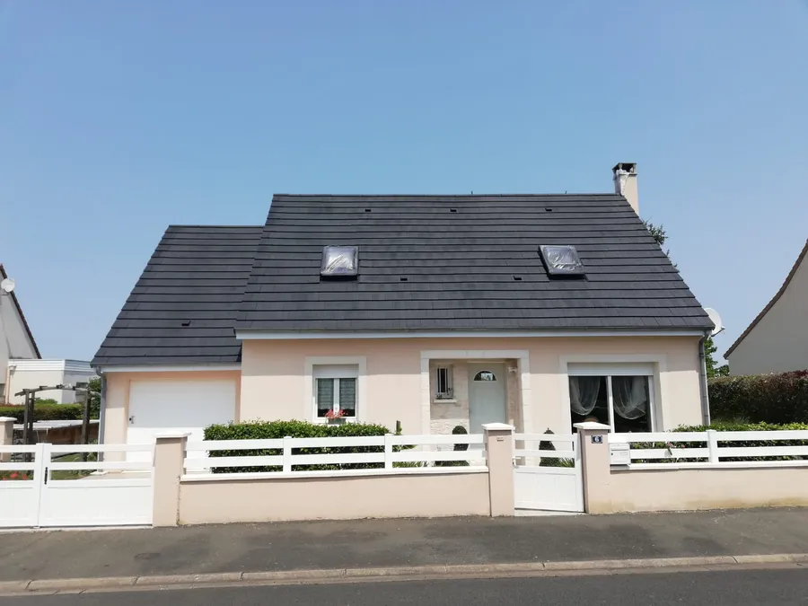 Application d'une résine colorée en phase aqueuse sur une toiture en tuiles
