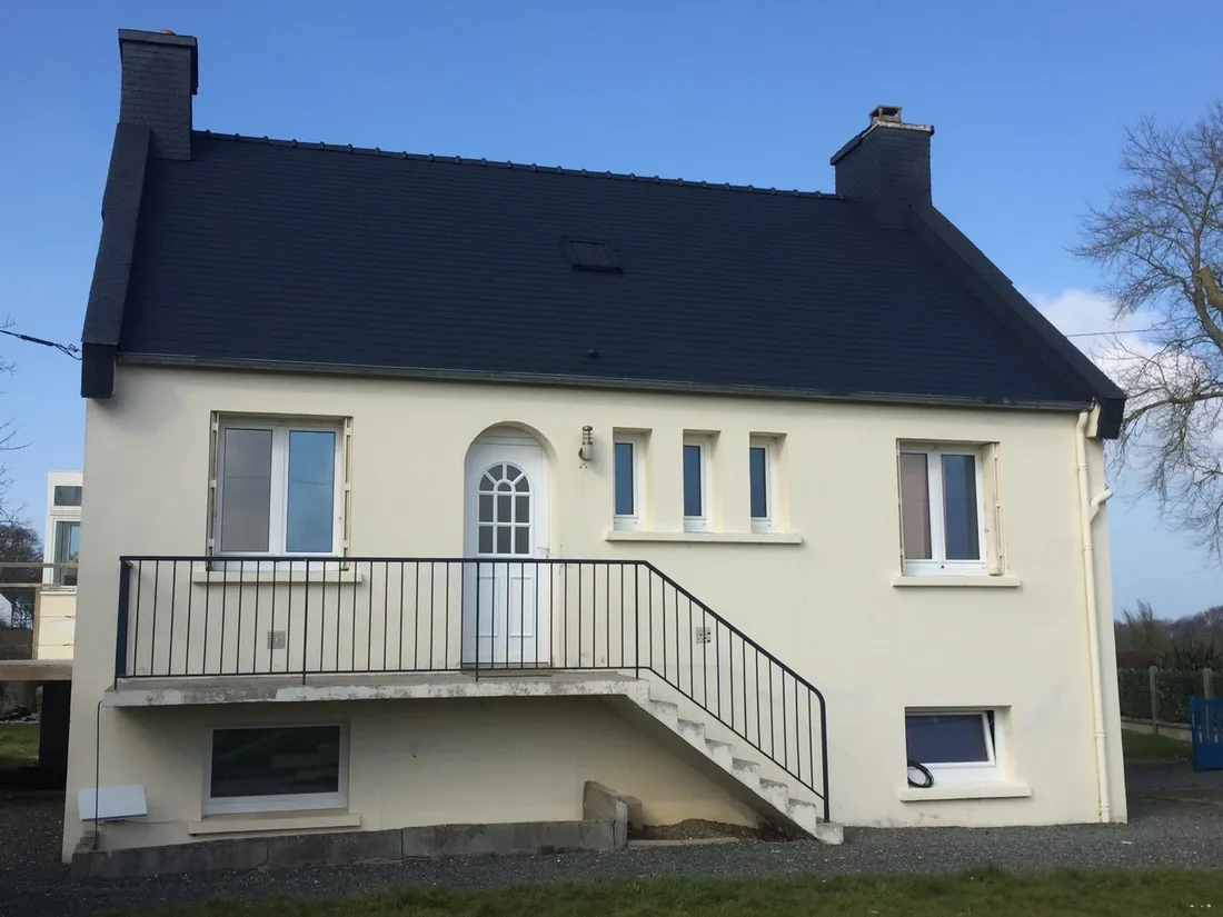 Avancée des travaux de couverture sur une maison individuelle en Bretagne